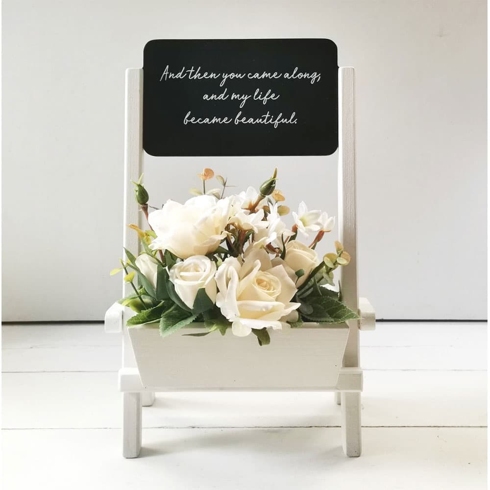 ดอกไม้ใส่ในกระถางไม้